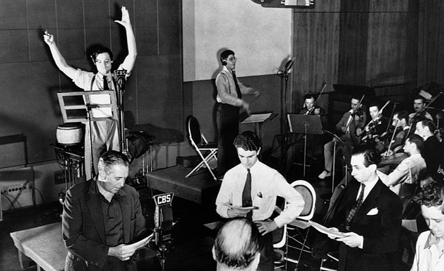 Mercury-Theatre-Radio-Rehearsal-1938 por Acme Telephoto, a través de Wikimedia Commons