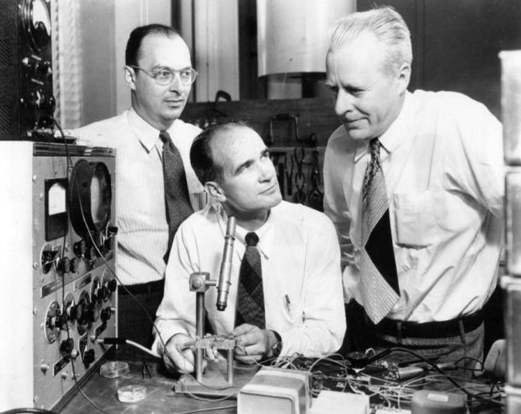 John Bardeen, William Shockley y Walter Brattain, inventores del transistor en 1948