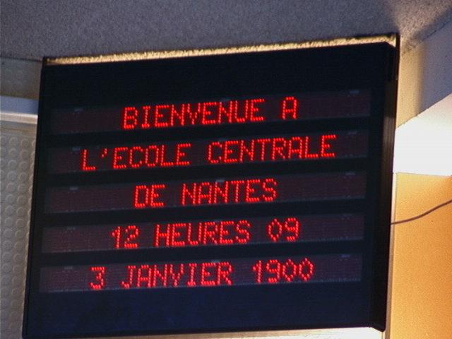 Señal electrónica en la central de Nantes mostrando mal la fecha de 2000 como 1900