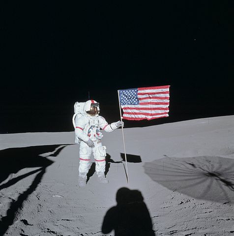 Alan Shepard y la bandera americana en la luna durante la misión del Apollo 14 en febrero de 1971