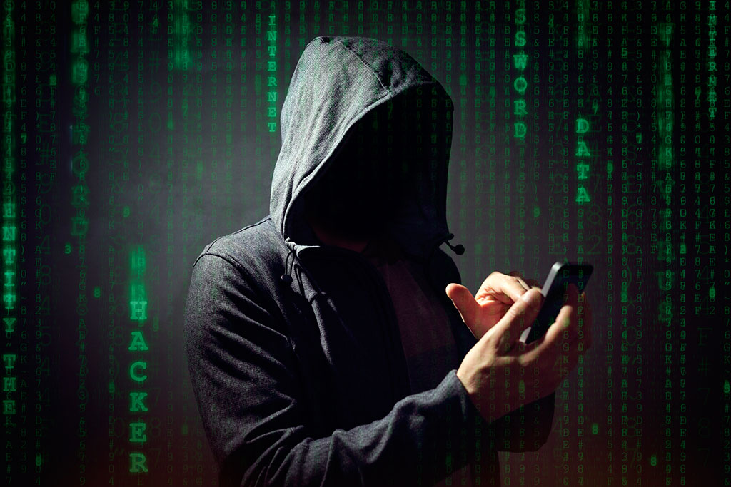 Hacker con un dispositivo Móvil