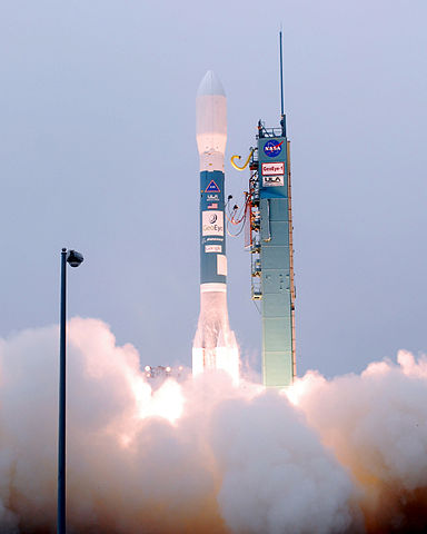 Lanzamiento del cohete Delta II llevando a bordo el satélite GeoEye-1