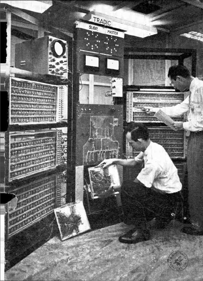 TRADIC (por TRAnsistor DIgital Computer o TRansistorized Airborne DIgital Computer), la primera computadora transistorizada de los Estados Unidos, fue completada en 1954.